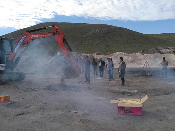 公司杜工、賀工出席烏蘭察布客戶600噸活性石灰回轉(zhuǎn)窯奠基儀式